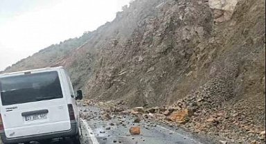 Yağış sonrası kaya parçaları düştü, yolda çökme oldu