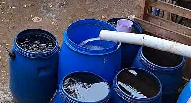 Yağmur suyunu varillere biriktirerek tasarruf ediyor