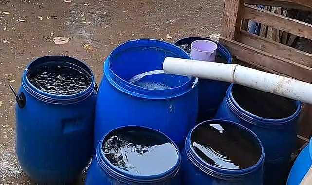 Yağmur suyunu varillere biriktirerek tasarruf ediyor