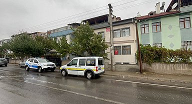 Yağmurlu havada tamir ettiği çatıyı kontrol ederken ayağı kayıp düştü