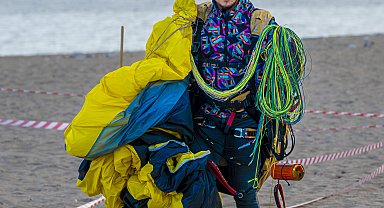 Yamaç paraşütüyle zirveden atlayıp sahile indiler