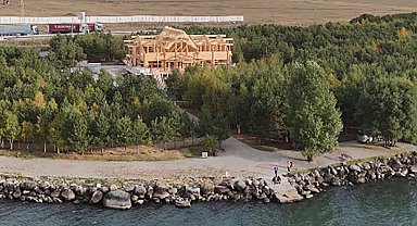 Yangında kül olan 'kütük ev' yerine Rusya'dan getirilen ağaçlarla yenisi inşa ediliyor