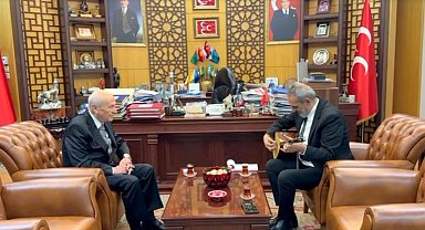 Yavuz Bingöl, Bahçeli'ye bağlama hediye etti