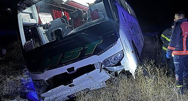 Yemekten zehirlenip bayılan sürücünün kullandığı yolcu otobüsü devrildi; 6 yaralı