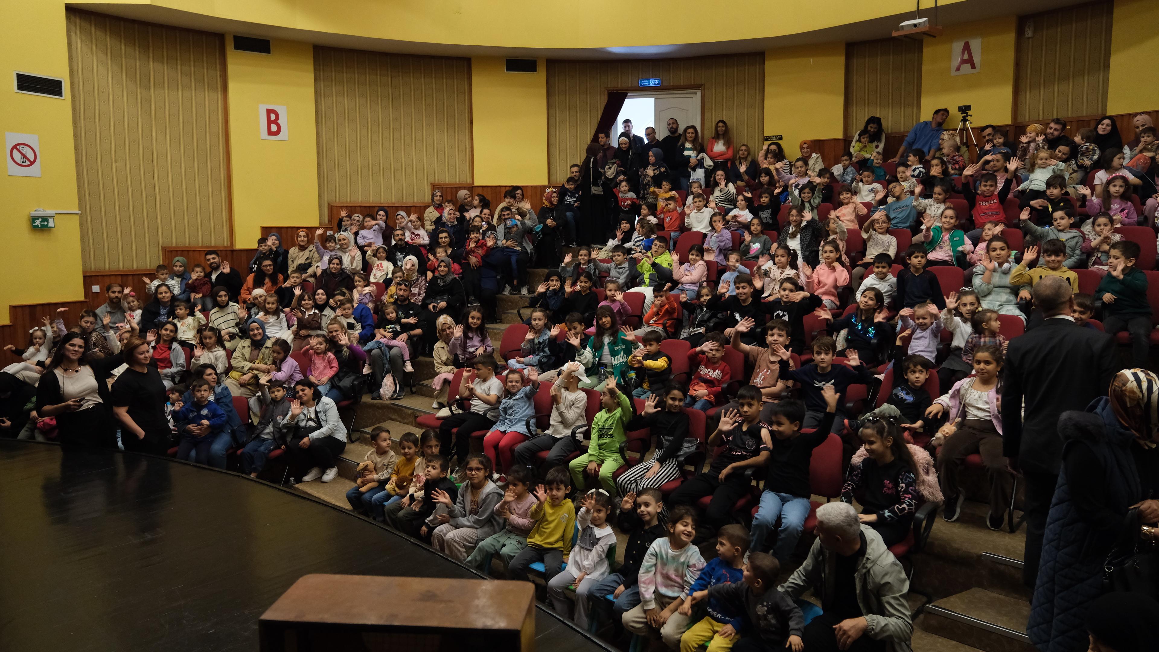 Yıldırımlı Çocuklar Tiyatroya Doyacak