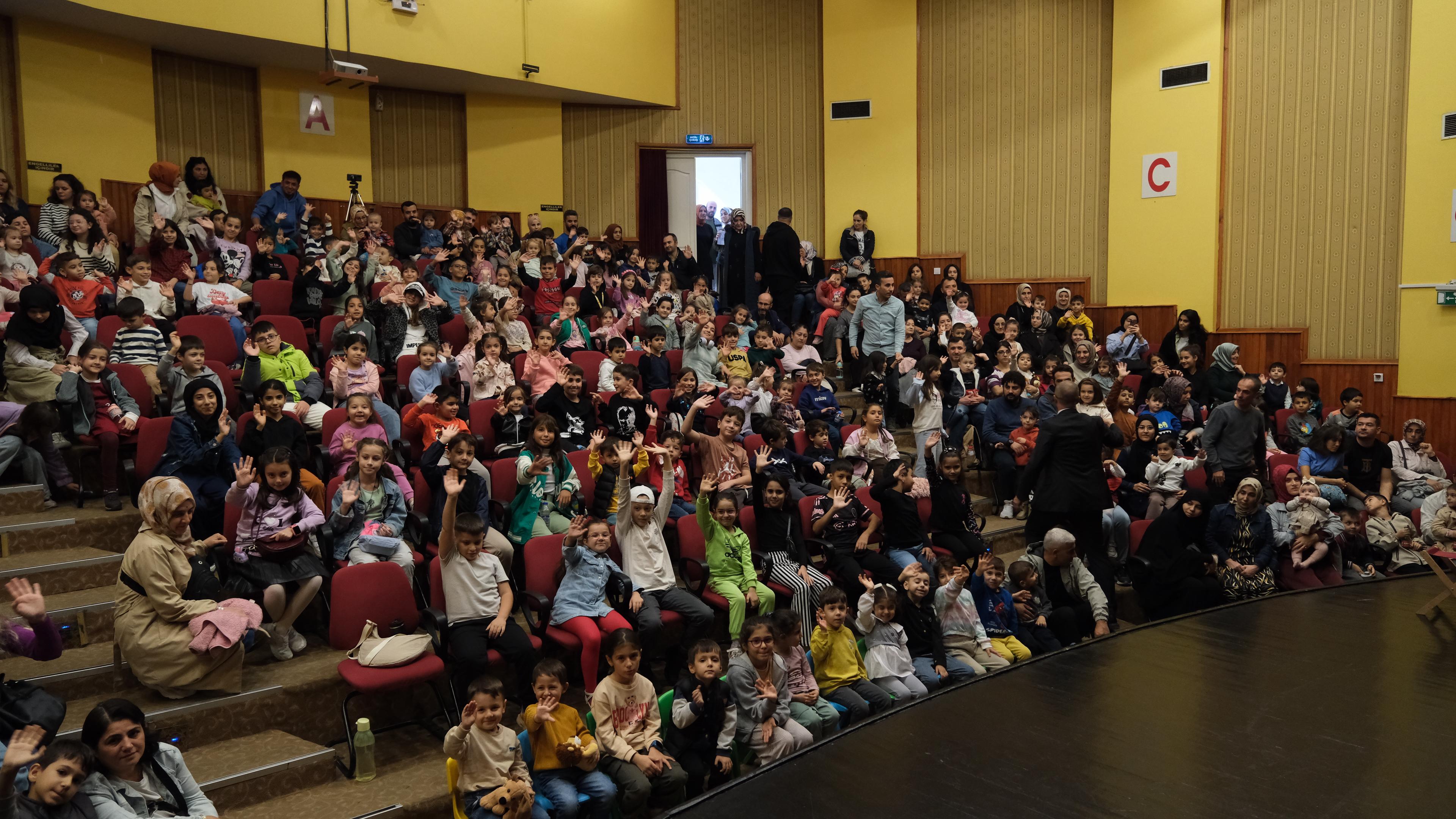 Yıldırımlı Çocuklar Tiyatroya Doyacak