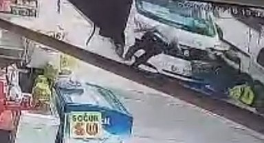 Yolcu minibüsü kaldırımdaki 2 kişiye çarptı; kaza kamerada