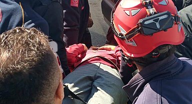 Yolcu treni servis minibüsüne çarptı; 17 öğrenci yaralandı