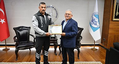 Yolcuyu, tramvayın altından kalmaktan kurtaran güvenlik görevlisine teşekkür belgesi