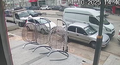 Yoldan karşıya geçen yayaya otomobil çarptı; o anlar kamerada