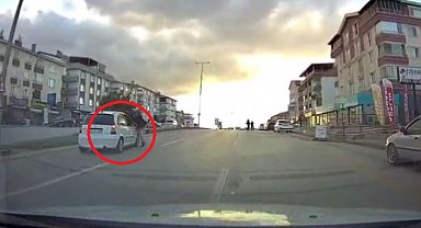 Yolun karşısına geçerken otomobilin çarptığı 2 kişi yaralandı; o anlar kamerada