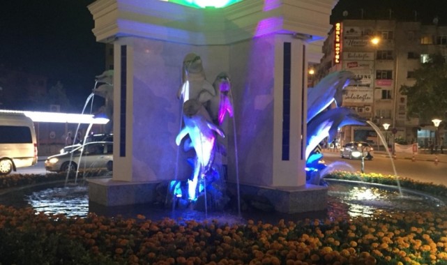 Yunuslar ışıl ışıl