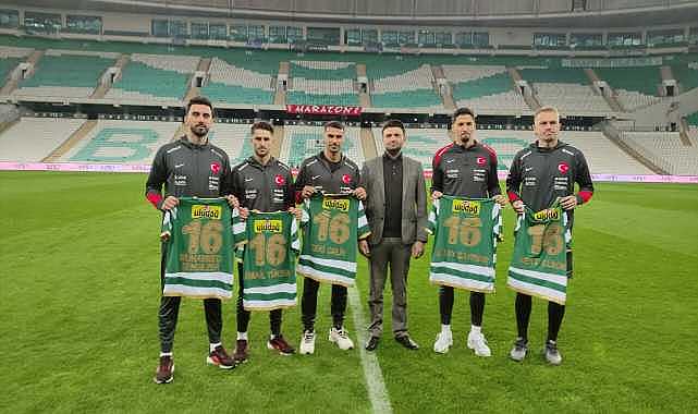A Milli Takım Bursa’da! Bursaspor Başkanı Çelik’ten sürpriz hediye