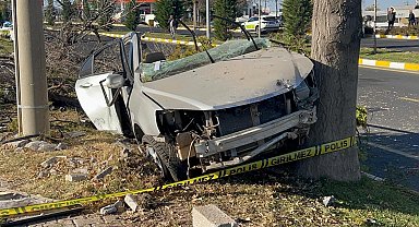 Ağaca çarpan otomobil ikiye bölündü: 2 ölü, 1 yaralı