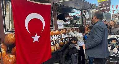 Atatürk için lokma dağıttı
