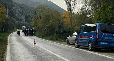 Bursa’da feci kaza: Otomobil bisikletli grubuna çarptı