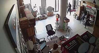 Bursa’da hissedilen deprem anı kameraya yansıdı