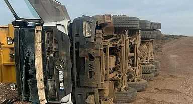 Bursa’da yük boşaltan kamyon devrildi