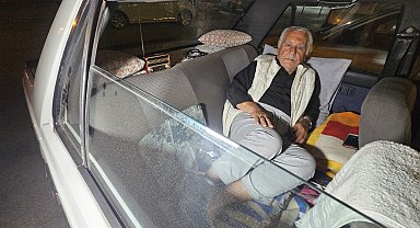 Eşini kaybettikten sonra 5 yıldır otomobilde yaşıyor