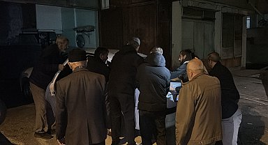 Garajda otomobilin içinde ölü bulundu