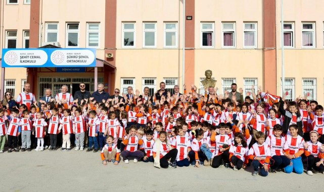 Gemlikspor Forma Dağıtımı Okullarda Sürüyor