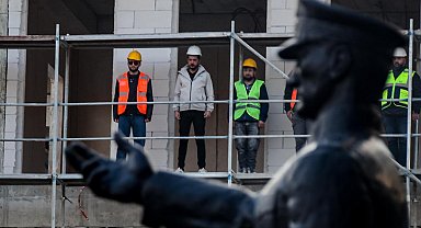 İnşaat işçileri, iskele üzerinde Ata'yı andı