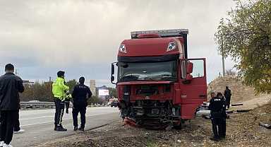 Kavşağa aşırı hızla giren tır otomobile çarptı: 1 ölü