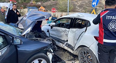 Kavşakta otomobiller çarpıştı: 7 yaralı