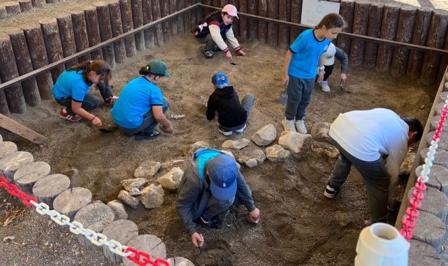 Öğrenciler, Arkeopark’ta arkeolojiyi tanıyor