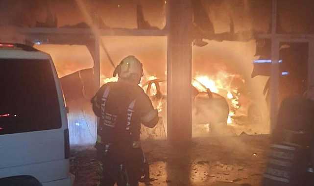 Oto galeri kundakladı; 5 otomobil hasar gördü