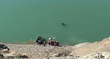 Otomobil baraj gölüne uçtu: 2 ölü