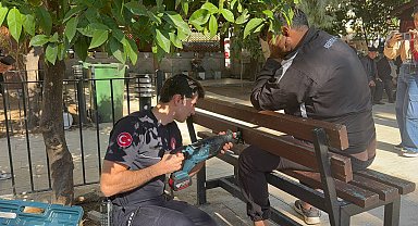 Uyurken bacağını banka sıkıştırdı, itfaiye kurtardı