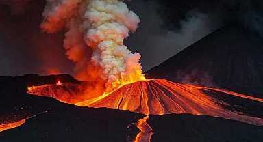 Yanardağ patladı: Küller 4,4 kilometre yükseldi