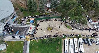 Bursa’da metrelerce kuyruk! Zirve yolunda 1 saat beklediler