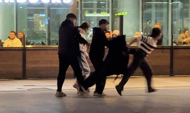 Bursa’daki AVM önünde çığlık çığlığa kavga