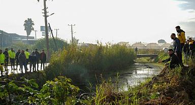 Eşinin cenazesinin çıkarılmasını gözyaşlarıyla izledi