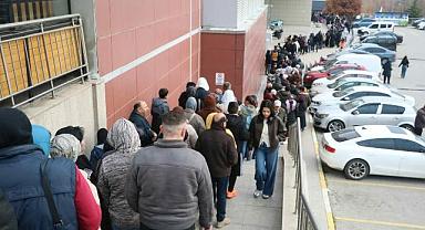 İndirimi duyan akın etti! Metrecelerce kuyruk…