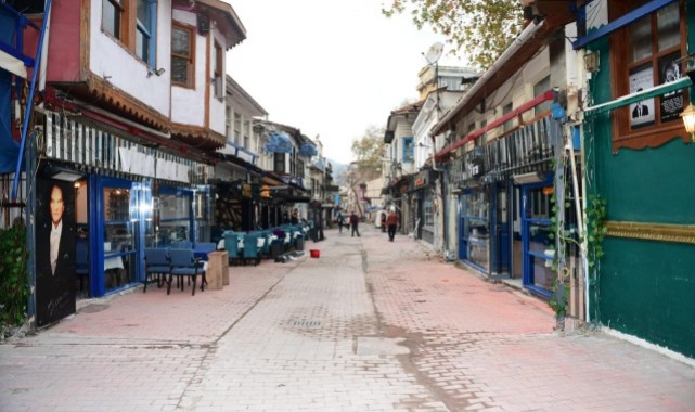 Osmangazi Belediyesi, Arap Şükrü Sokağı’nı Tarihi Kimliğine Kavuşturuyor