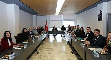 Sanayicilerle bir araya geldi