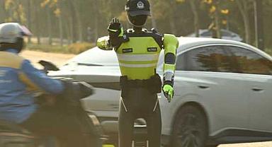 Trafikte robot polis dönemi