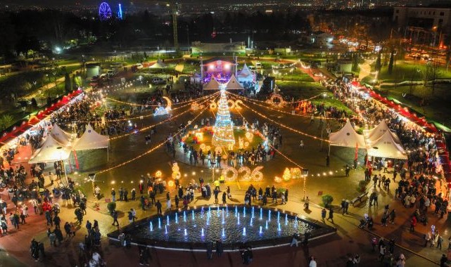 Yeni yıl coşkusu, 'Bursa Yeni Yıl Meydanı'nda yaşanıyor