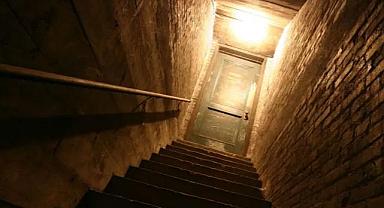 80 yaşındaki adamı 20 yıl boyunca penceresiz bodruma kapattılar