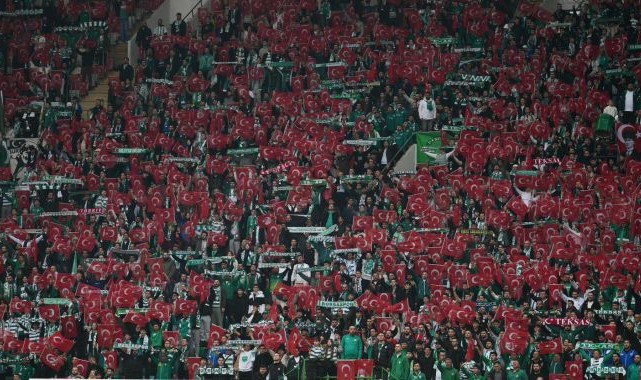 Bursaspor tribünleri Türk bayraklarıyla donatıldı