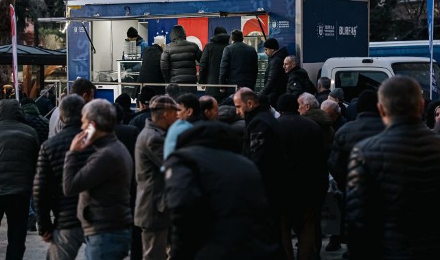 Büyükşehir’den vatandaşa sıcak çorba ikramı