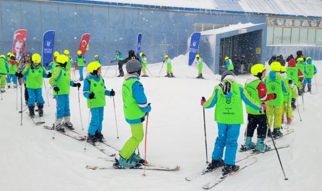 Büyükşehir’le öğrencilerin kayak keyfi