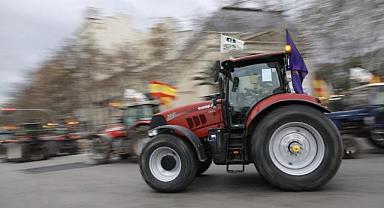 Çiftçiler sokağa döküldü! Traktörleriyle yol kapattılar