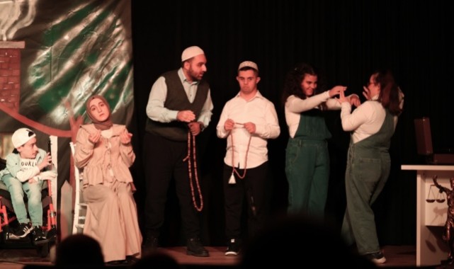 Engelli Bireyler Sahnede Usta Sanatçılara Taş Çıkarttı