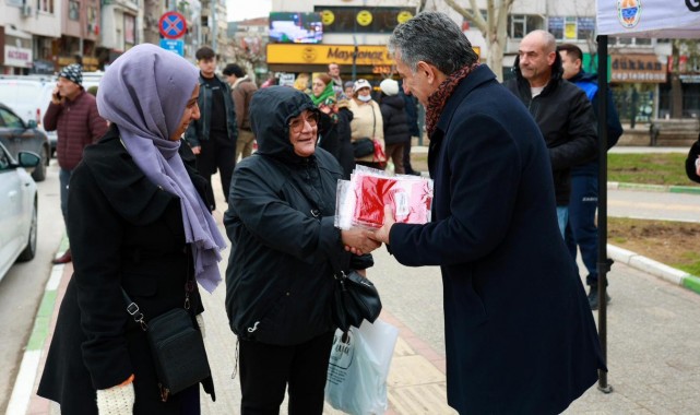Gemlik Belediyesi’nden Türk Bayrağı Dağıtımı