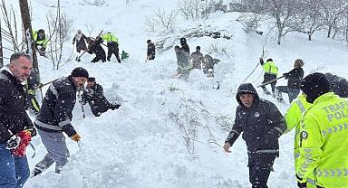 İki mahalleye çığ düştü! Evler tahliye edildi