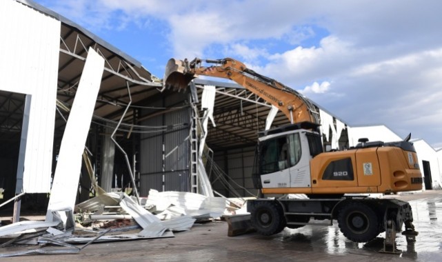 Osmangazi’de Tarım Arazilerindeki Kaçak Depolar Yıkılıyor